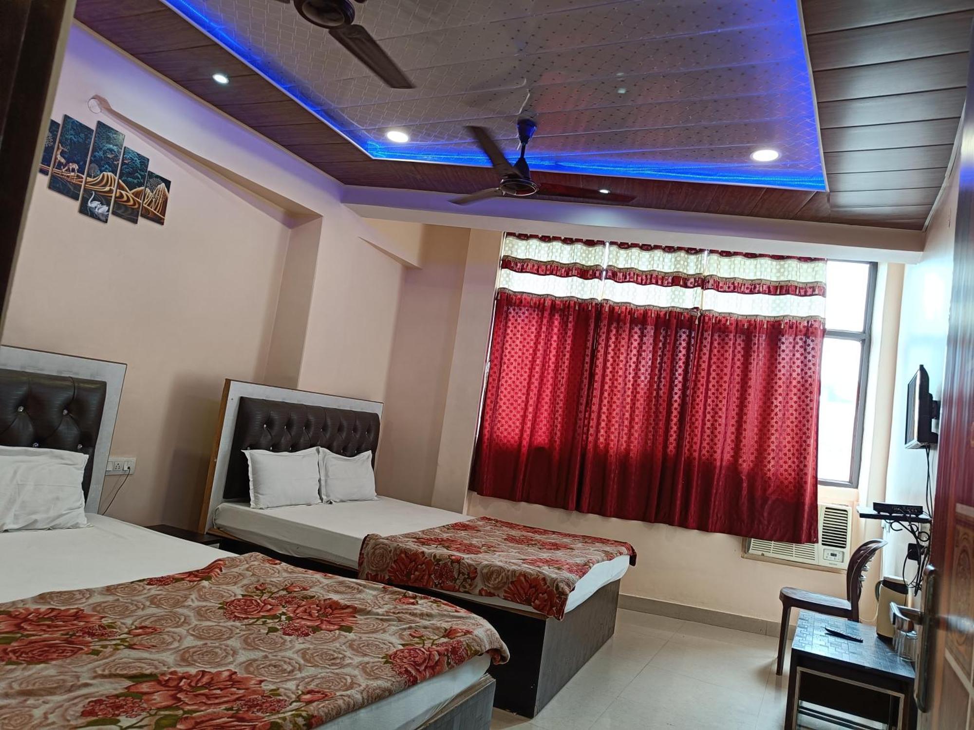 Pragya International Hotel Varanasi Exterior photo